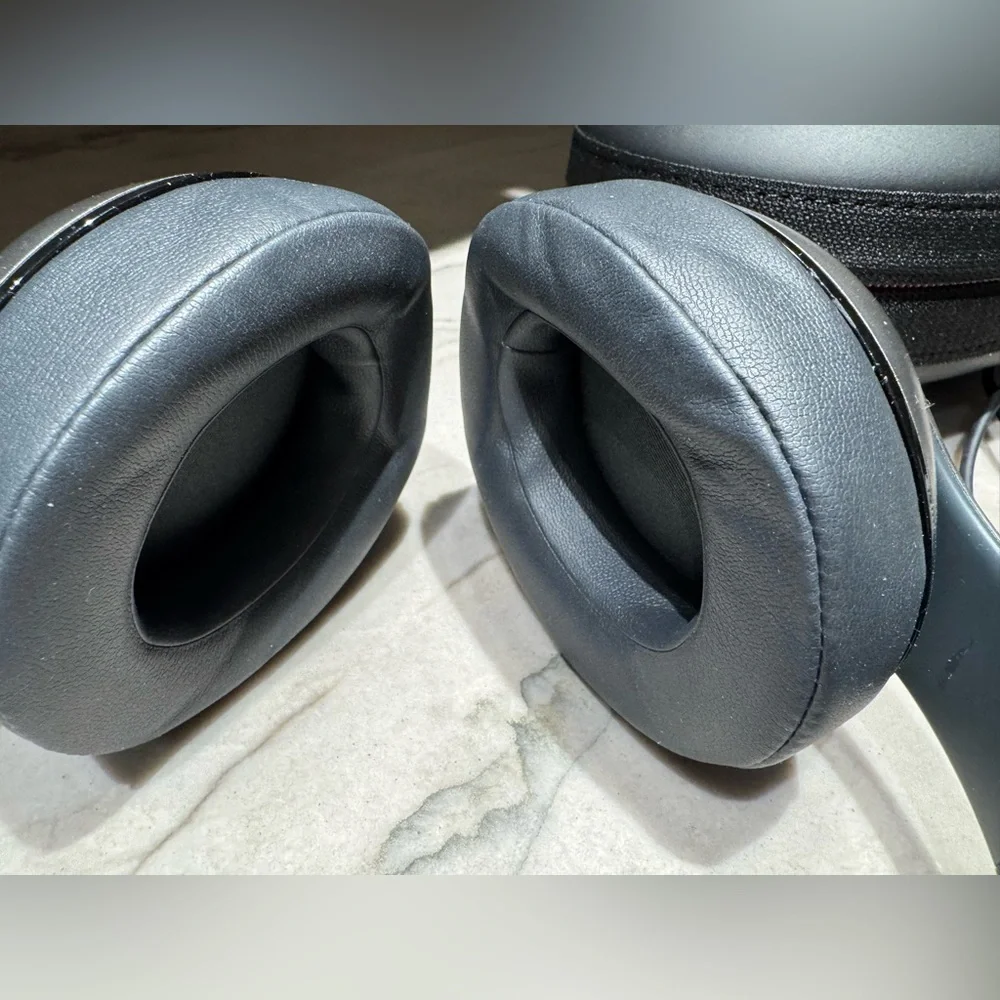 Beats Studio3 Wireless Black and Grey - Picture 2 of 2